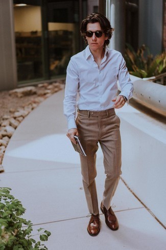 Comment porter des chaussures brogues marron foncé en été
