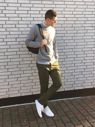 Comment porter un sac à dos en toile marron foncé