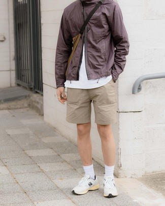 Comment porter une besace en toile marron foncé à 20 ans