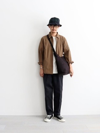 Comment porter une besace en toile marron foncé
