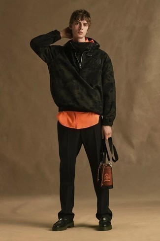 Comment porter une besace en toile marron foncé à 20 ans