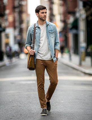 Comment porter une besace en toile marron foncé à 20 ans