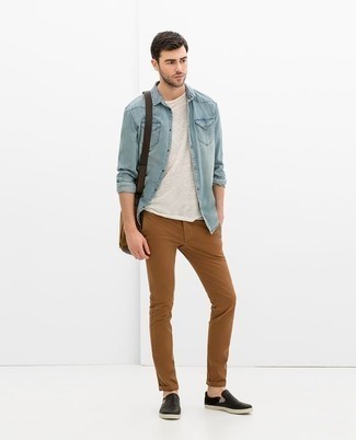 Comment porter une besace en toile marron foncé à 20 ans
