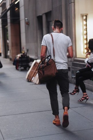 Comment porter une besace en toile marron foncé