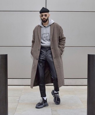 Comment porter un manteau à carreaux marron foncé