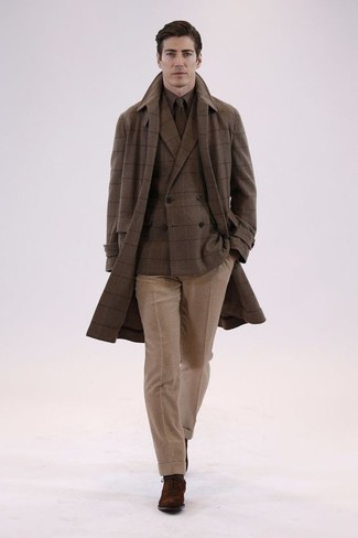 Comment porter un manteau à carreaux marron foncé