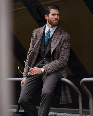 Comment porter un manteau à carreaux marron foncé