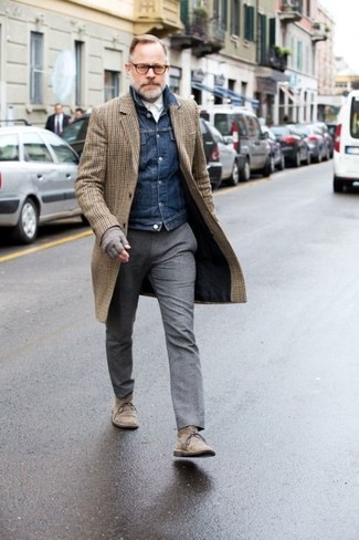 Comment porter un manteau à carreaux marron foncé