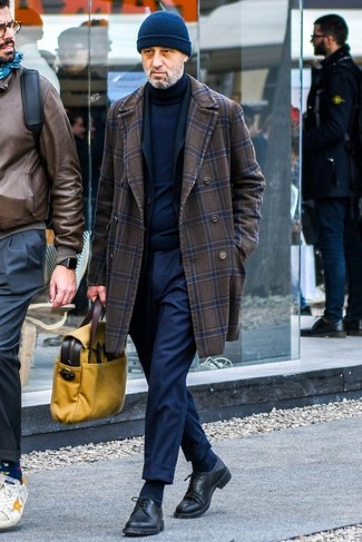 Comment porter un manteau à carreaux marron foncé