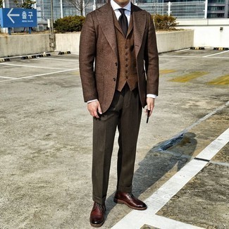 Comment porter un manteau à carreaux marron foncé