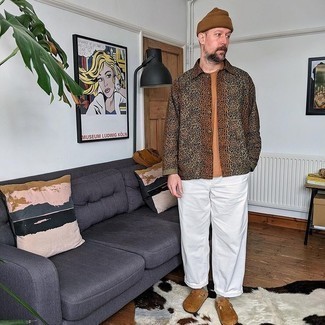 Comment porter un t-shirt à col rond marron foncé au printemps après 40 ans