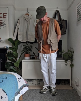 Comment porter un t-shirt à col rond marron foncé au printemps après 40 ans