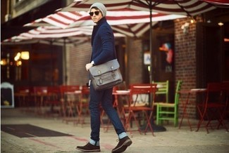 Un blazer à porter avec des bottines chukka marron foncé