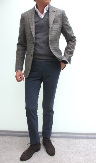 Un blazer à porter avec des bottines chukka marron foncé