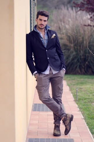 Un blazer à porter avec des bottines chukka marron foncé