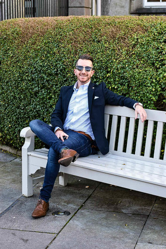 Un blazer à porter avec des bottines chukka marron foncé