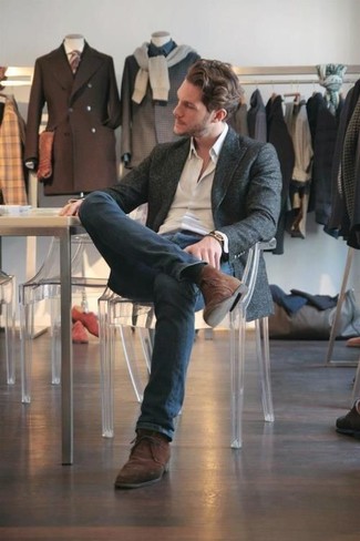 Un blazer à porter avec des bottines chukka marron foncé