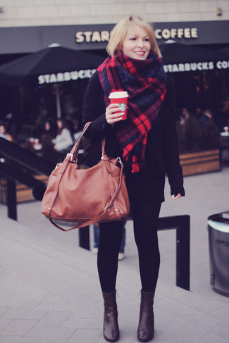 Comment porter des bottines en cuir marron foncé