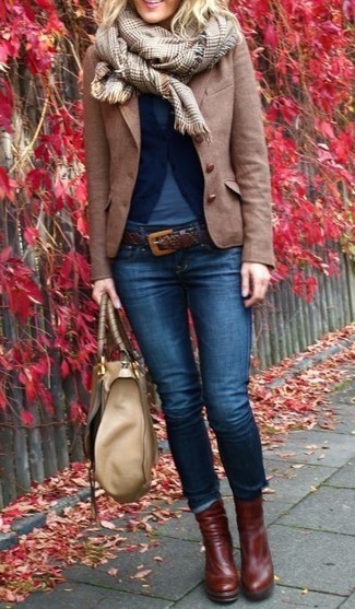Comment porter des bottines en cuir marron foncé