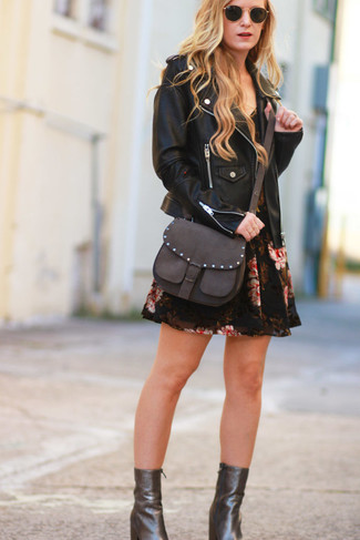 Comment porter des bottines en cuir marron foncé