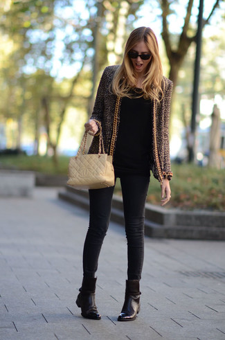 Comment porter des bottines en cuir marron foncé