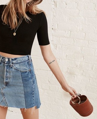 Comment porter une pochette en cuir marron foncé pour un style decontractés