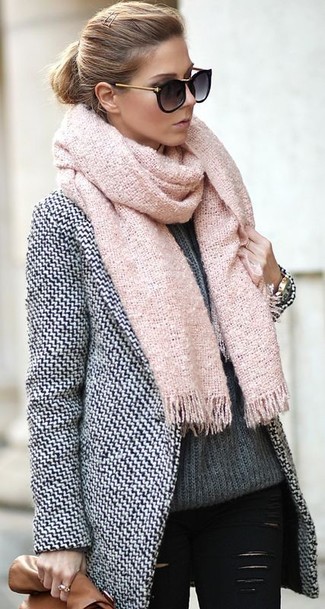 Comment porter une pochette en cuir marron foncé pour un style decontractés