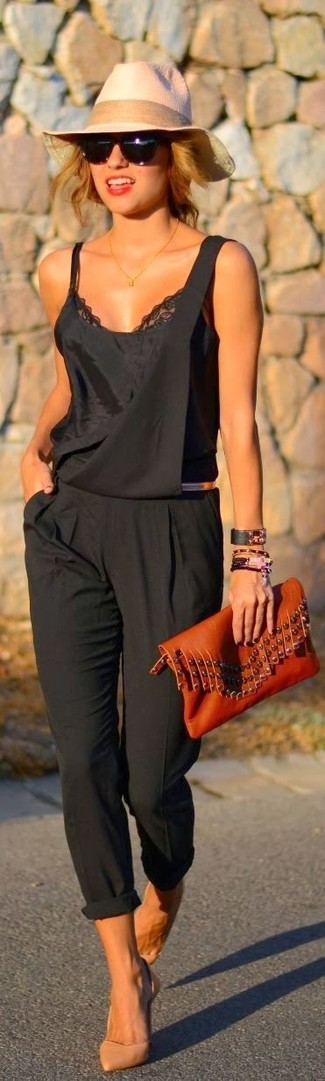 Comment porter une pochette en cuir marron foncé pour un style decontractés