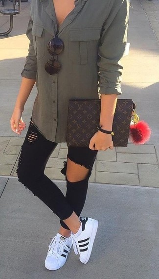 Comment porter une pochette en cuir marron foncé pour un style decontractés