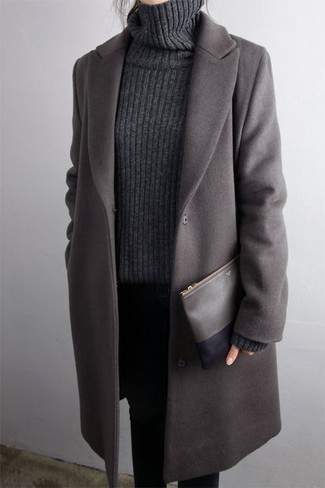 Comment porter une pochette en cuir marron foncé