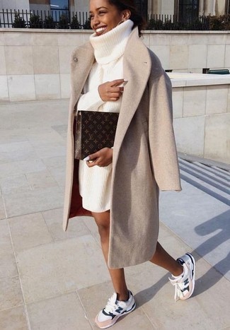 Comment porter une pochette en cuir marron foncé pour un style decontractés