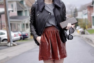 Comment porter une pochette en cuir marron foncé pour un style decontractés
