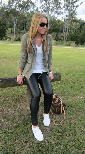 Comment porter un grand sac en cuir marron foncé