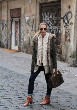Comment porter un grand sac en cuir marron foncé