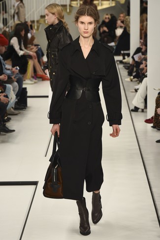 Comment porter un grand sac en cuir marron foncé