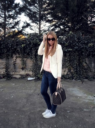 Comment porter un grand sac en cuir marron foncé