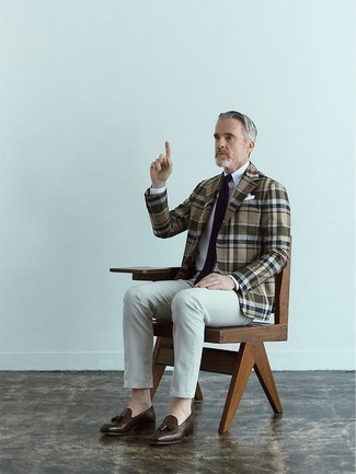 Un blazer à porter avec des slippers marron foncé