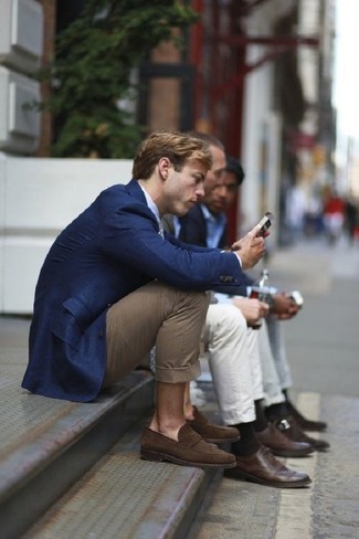 Un blazer à porter avec des slippers marron foncé