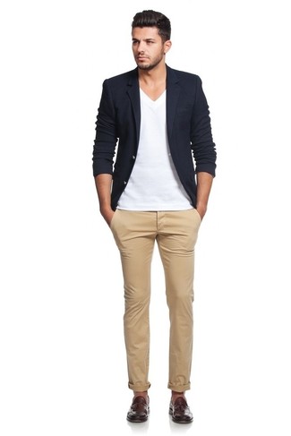 Un blazer à porter avec des slippers marron foncé