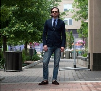 Un blazer à porter avec des slippers marron foncé