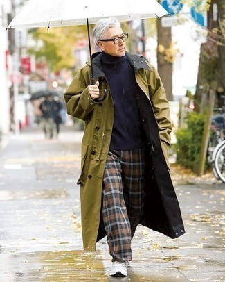 Comment porter un pantalon chino en laine écossais marron foncé