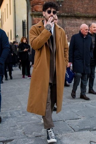 Comment porter un pantalon chino en laine écossais marron foncé