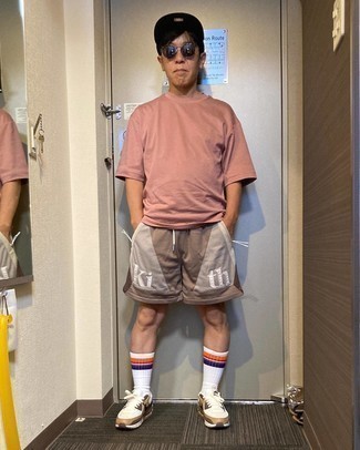 Comment porter un short imprimé marron foncé