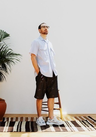Comment porter un short imprimé marron foncé