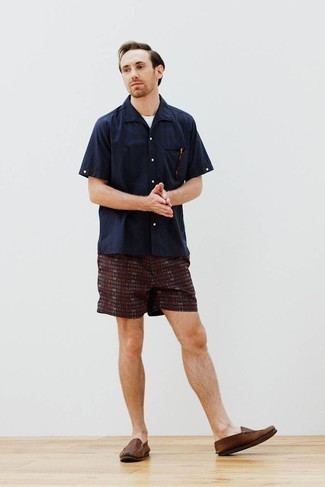 Comment porter un short imprimé marron foncé