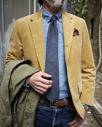 Comment porter une pochette de costume en soie marron foncé
