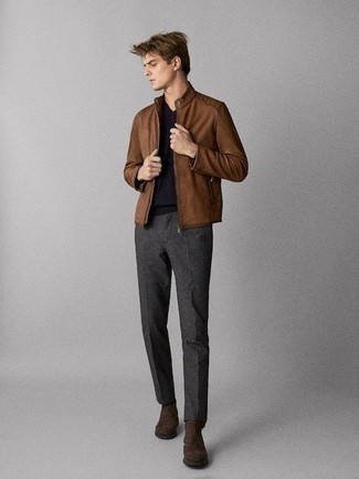 Comment porter des bottines chelsea en daim marron foncé
