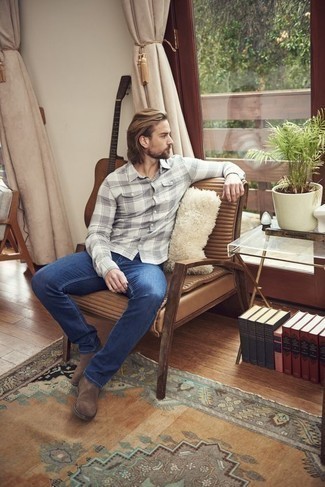 Comment porter des bottines chelsea en daim marron foncé
