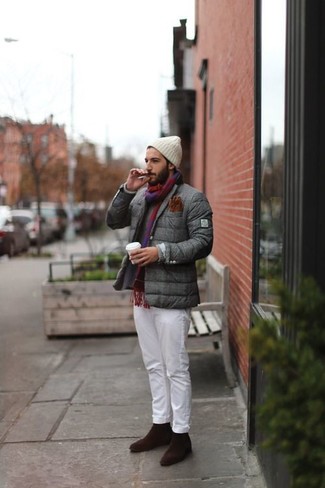 Comment porter des bottines chelsea en daim marron foncé