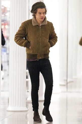 Comment porter des bottines chelsea en daim marron foncé quand il fait frais